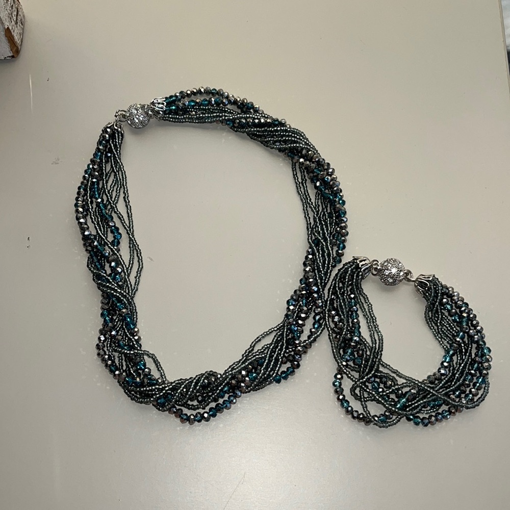 Necklace and bracelet set